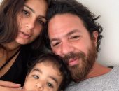 عمر الشناوى فى صورة مع زوجته وابنه: وقت الأسرة فى الصباح