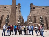صور.. نقابة المرشدين السياحيين تنظم جولة بمعبد الأقصر لتشجيع السياح على زيارة مصر