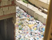 سيبها علينا.. قارئ يشكو من انتشار القمامة فى شارع 6 بحى المنتزة