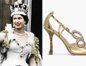 صندل مرصع بالكريستال لـ صيف 2020 مستوحى من حذاء التتويج للملكة إليزابيث 