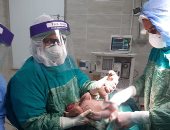 صور.. أطباء مستشفى الأقصر للعزل الصحى يجرون ولادة قيصرية لمصابة بكورونا