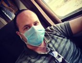 "ياسر" من الإسكندرية يشارك صورته بالكمامة التزاما بالإجراءات الوقائية