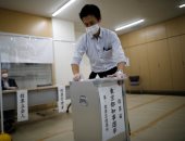 صور.. اليابانيون يختارون حاكم طوكيو وسط مخاوف من فيروس كورونا