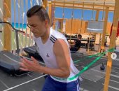 "ولسه بيجرى ويعافر".. عصام الحضرى يواصل التدريبات البدنية الشاقة