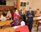 صور.. رئيس جامعة الأزهر يتفقد لجان اللغات والترجمة وطب البنات والعلوم