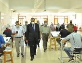صور.. رئيس جامعة كفر الشيخ يتفقد سير الامتحانات فى كلية الهندسة