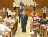 رئيس جامعة المنيا يتفقد لجان امتحانات الفرق النهائية بالطب والصيدلة