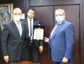 محافظ كفر الشيخ يكرم رئيس فرع هيئة الرقابة الإدارية السابق ويهنئ الجديد