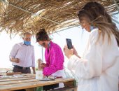 الملكة رانيا تطهو وتنحت أعمالا خشبية فى زيارتها لقرية أم قيس لتشجيع السياحة الأردنية