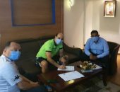 أحمد كشرى يوقع على عقود تدريب أسوان لمدة موسم ونصف.. صور