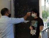 كشف حرارة ومنع دخول الطلاب بدون كمامة على بوابات جامعة عين شمس