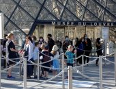 بعد إغلاق 16 أسبوعاً بسبب كورونا.. متحف اللوفر فى باريس يستقبل الزائرين