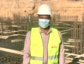 التزاما بالإجراءات الوقائية.. "عادل" يشارك بصورته بالكمامة أثناء العمل
