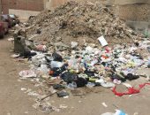سكان شارع الزهراء فى بنها يشكون تراكم القمامة بالشارع