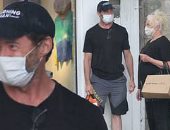 هيو جاكمان وزوجته ديبورا لى فورنيس بالكمامات فى رحلة تسوق