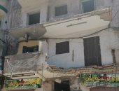 إزالة "شرفة" آيلة للسقوط بأحد عقارات حى المنتزة شرق الإسكندرية.. صور