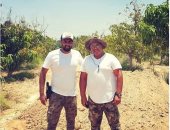 محمد سامي يمارس رياضة إطلاق النار مع صديقه المفضل.. صورة