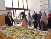 صور.. نائب رئيس جامعة أسيوط يستقبل الطالبات المغتربين بالمدينة الجامعية