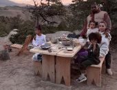 دستة صور من ألبوم العائلة.. هكذا رصدت الكاميرات ترابط أسرة كيم كاردشيان 