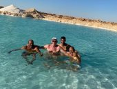 محمود حميدة يواصل مغامراته فى واحة سيوة وسط الطبيعة وداخل الآبار الكبريتية.. صور