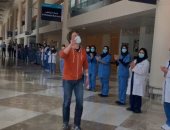 الإمارات: المستشفى الميدانى بمركز دبى التجارى يحتفى بخروج آخر مصاب بكورونا