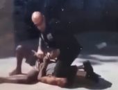 رغم حظر الممارسة.. شرطى أمريكى يجلس على عنق رجل أسود لاعتقاله فى نيويورك