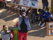 مئات الإثيوبيين فى أمريكا يتظاهرون احتجاجا على مقتل مغنى شهير.. صور