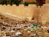 شكوى من تراكم القمامة بجوار سور الوحدة الصحية بقرية مشيرف فى المنوفية