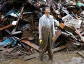 اليابانيون يرفعون أنقاض منازلهم المتضررة من الفيضانات 
