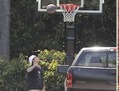  آدم ساندلر وجاستين بيبر يلعبان كرة السلة فى الشارع.. صور