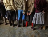 جارديان: منظمات حقوقية تحذر من إساءة الأجانب للأطفال فى كينيا
