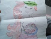 "رؤى" 9 سنوات تبرز موهبتها فى الرسم ببعض اللوحات لشخصيات كارتونية