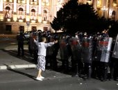 متظاهرون يقتحمون البرلمان الصربى احتجاجا على إغلاق العاصمة 