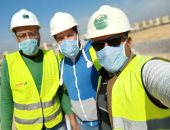 عاملون بالصالة المغطاة ببرج العرب يشاركون صورتهم بالكمامة