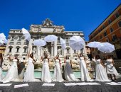 إيطاليات يتظاهرن بسبب تأجيل حفلات زفافهن بسبب إجراءات كورونا.. صور وفيديو