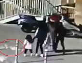 فيديو.. لحظة سقوط زجاجة شمبانيا على رأس طفلة من الدور الـ 23 فى موسكو