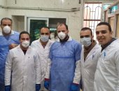 الجيش الأبيض.. صورة جماعية لفنىّ معمل حميات شبين الكوم يواجهوا كورونا
