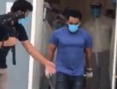 مستشفى بإمارة الشارقة يودع آخر مريض بكورونا بعد تعافيه.. فيديو
