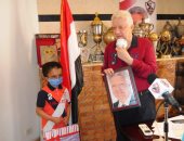 صور.. مرتضى منصور يكرم طفلين ويمنحهما العضوية الشرفية