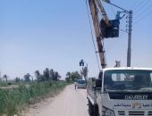 صيانة الأعمدة وتركيب إنارة بطريق الحاجر بإدفو.. صور