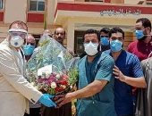 رئيس مدينة ملوى يقدم بوكيه ورد للأطقم الطبية تقديرا لدورهم فى مواجهة كورونا