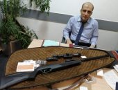 جمارك مطار القاهرة تضبط محاولة تهريب بندقية مفككة ومنظار عالى الدقة.. صور