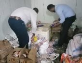 غلق 12 منشأة وإعدام طن ونصف أغذية فاسدة فى حملة صحية بأسوان.. صور