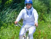 جينيفر لوبيز تقود دراجتها  بالخوذة لأول مرة بدون خطيبها.. صور