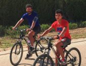 شاهد.. سباق دراجات بين سيد معوض وابنه فى شوارع القاهرة