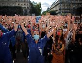 صور.. مظاهرة نسائية فى باريس ضد وزير الداخلية وسط مزاعم بارتكابه جريمة اغتصاب