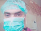 "إسلام" طالب تمريض يرتدى الكمامة استعدادا للانضمام للجيش الأبيض لمحاربة كورونا