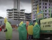 مزارعون بريطانيون يحتجون بأزياء الخضار والفاكهة لرفض سياسة الحكومة.. فيديو