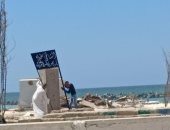 فيديو وصور.. .وضع لافتات "مغلق بأمر الوزراء" على شاطئ النخيل بالإسكندرية