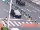 بحركات غريبة.. طفل يعبر الطريق أمام السيارات على طريقته الخاصة.. فيديو